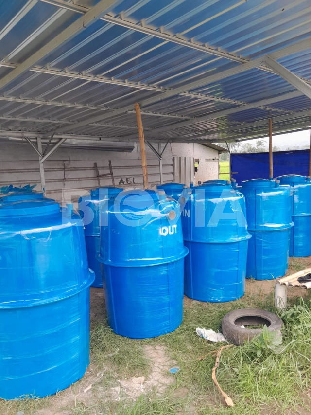 Instalasi tangki fiber dan fiberglass tank di lokasi proyek industri modern