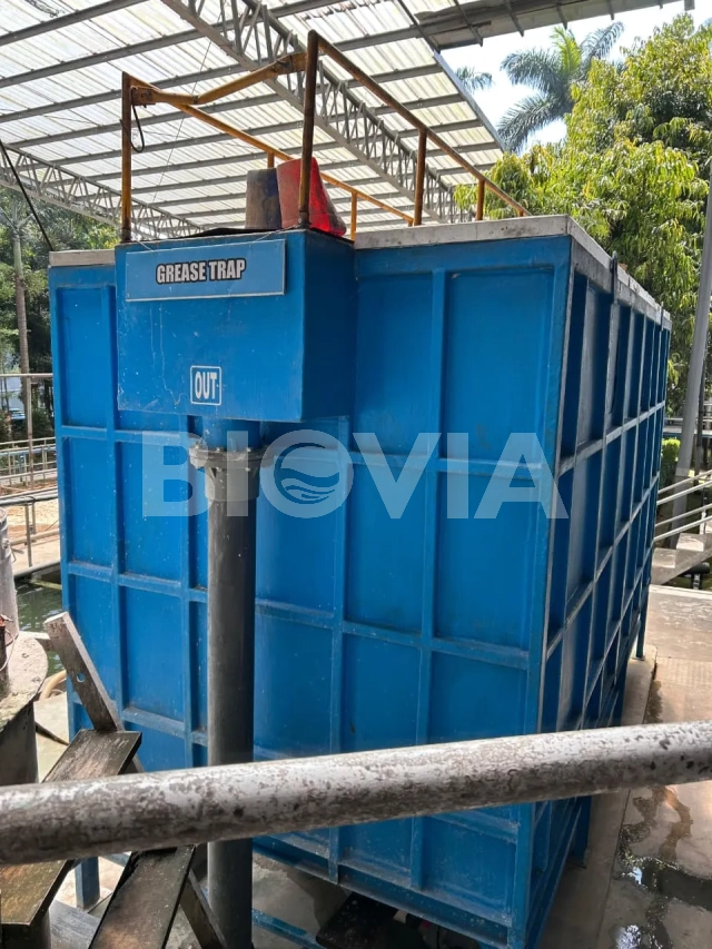 Pemasangan Roof Tank Fiberglass modular pada atap gedung bertingkat dengan sistem penguat baja