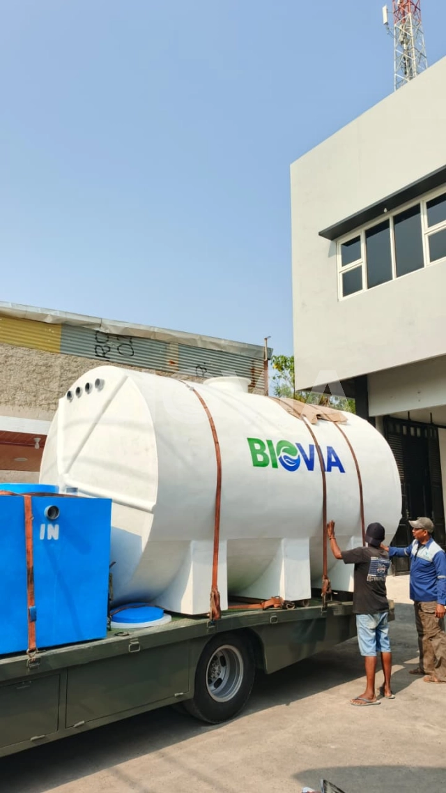 Unit STP Tank FRP BIOVIA siap instalasi untuk pengolahan limbah komersial