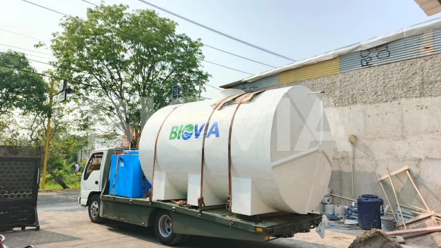 Proses instalasi IPAL oleh kontraktor STP Biotank di sebuah area komersial