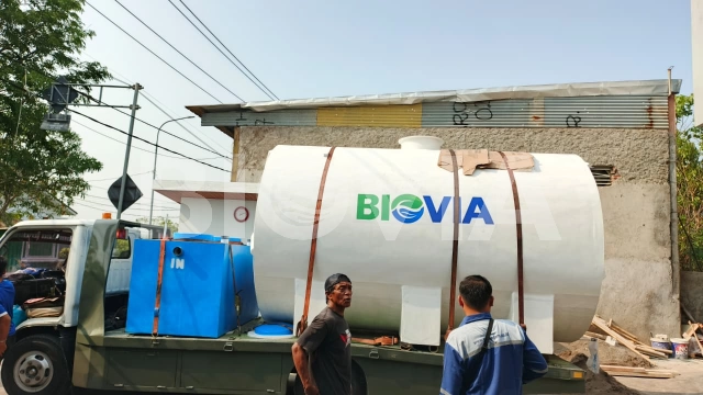 Proses instalasi sistem air limbah hotel menggunakan tangki STP fiberglass BIOVIA di lokasi proyek konstruksi.